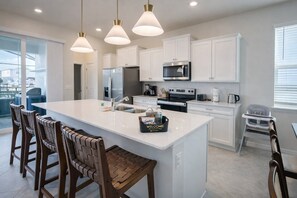 Cookware/dishes/utensils - Luxury 5BR Home w/ Pool, Cinema & Game Room (Clermont)