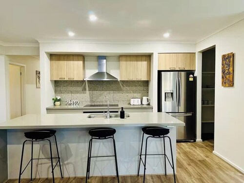 Luxury-4-bedroom near Airport w/Free Parking