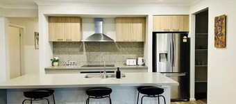 Luxury-4-bedroom near Airport w/Free Parking