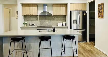 Luxury-4-bedroom near Airport w/Free Parking