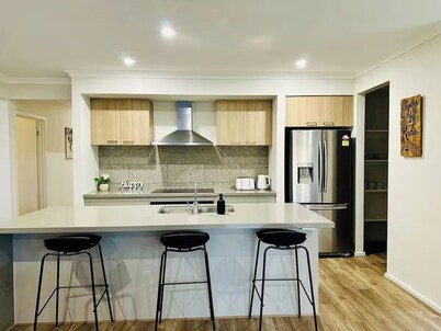 Luxury-4-bedroom near Airport w/Free Parking