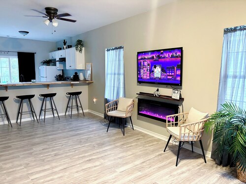 Artistic 2-bedroom duplex with firepit in Bay St. Louis