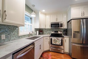 Fridge, microwave, oven, stovetop - Family Fun Townhouse on lake Desoto (Hot Springs)