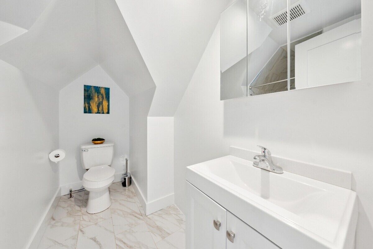 Een douche, een bidet, handdoeken, zeep