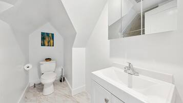 Een douche, een bidet, handdoeken, zeep