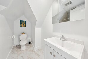 Een douche, een bidet, handdoeken, zeep