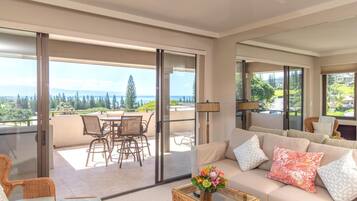 Condo (5 Bedrooms) | Living room | TV