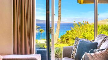 Condo (3 Bedrooms) | Living room | TV