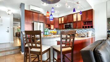 Condo (3 Bedrooms) | Bếp riêng | Lò vi sóng, lò nướng, máy rửa bát, dụng cụ pha cà phê/trà