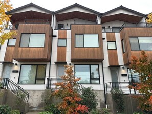 Exterior - Tranquil 3-bedroom townhome with AC, garage, patio, and easy city access (Seattle)
