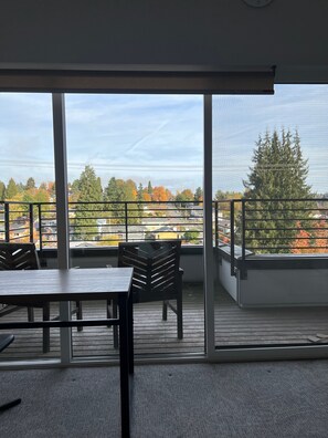 Interior - Tranquil 3-bedroom townhome with AC, garage, patio, and easy city access (Seattle)