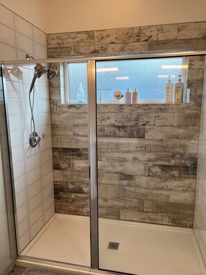 Hair dryer, towels, soap, shampoo - Tranquil 3-bedroom townhome with AC, garage, patio, and easy city access (Seattle)