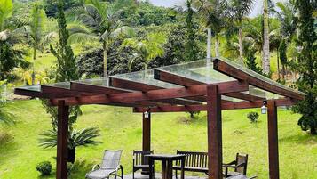 Casa de campo Premium, acceso a la piscina, vistas a la piscina | Restaurante al aire libre