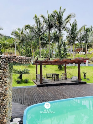 Casa de campo premium, acesso à piscina, vista para a piscina | Opções para refeição ao ar livre