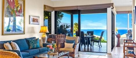 Condo (5 Bedrooms) | Living room | TV