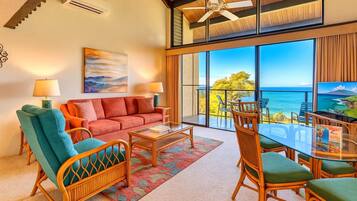 Condo (3 Bedrooms) | Phòng khách | TV