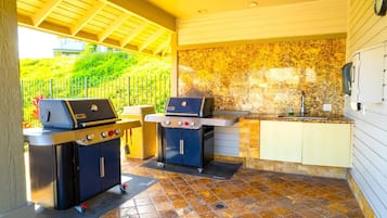 Condo (2 Bedrooms) | BBQ/picnic Area