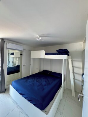 Cortinas blackout, tabla de planchar con plancha y wifi gratis 