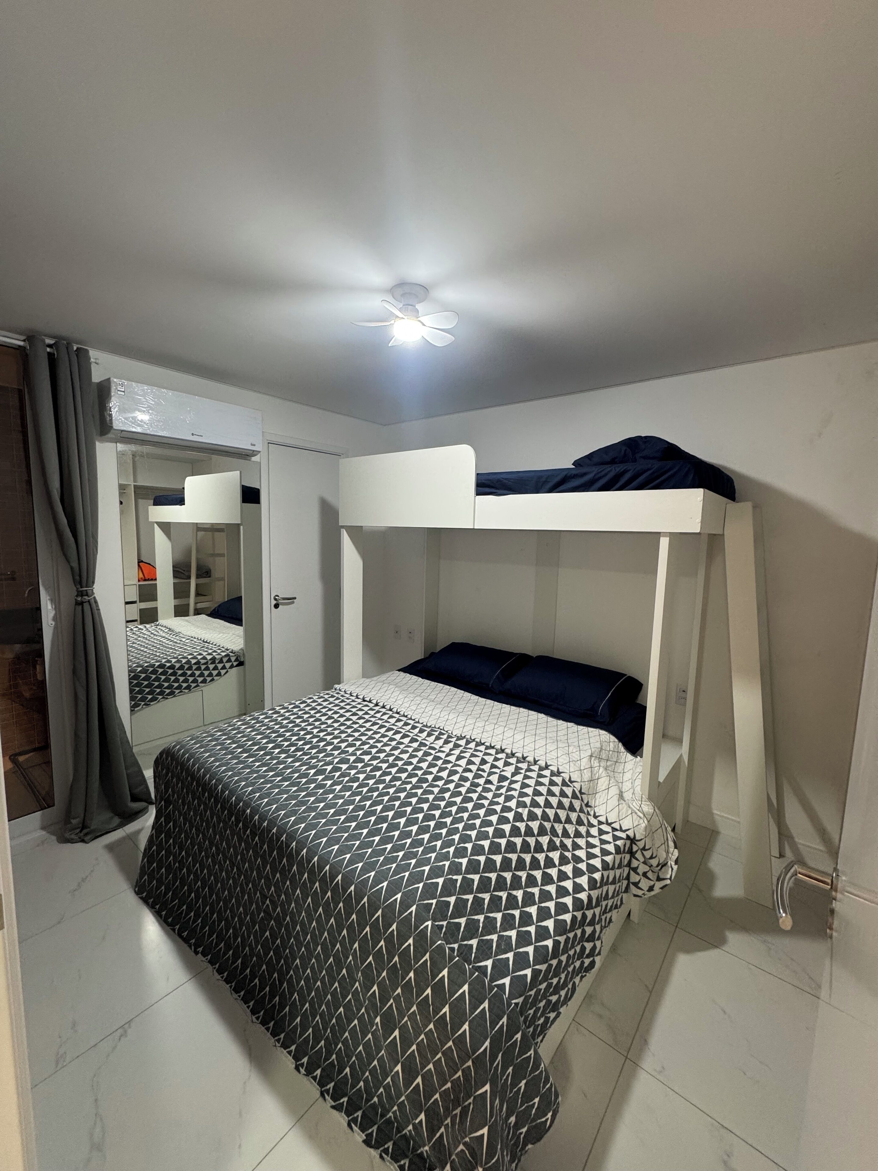 Apartamento, sacada | Cortinas blackout, ferros/tábuas de passar roupa, Wi-Fi de cortesia