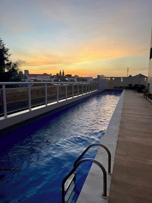 Una piscina al aire libre