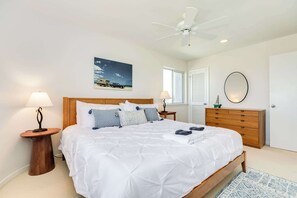 4 bedrooms, WiFi, bed sheets - Too Much Fun - Retro Chic, Cool Lux Beach Retreat (Galveston)