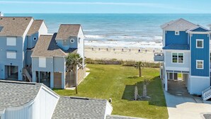 Un área residencial costera con casas que dan a la playa.