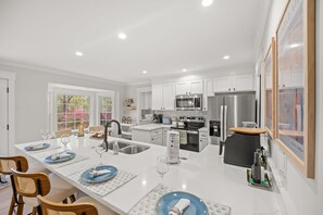 Fridge, microwave, oven, stovetop - Hidden Gem • Close to Downtown & Beaches, 8 Guests (Charleston)