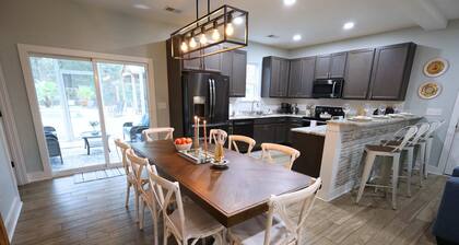 Sleeps 10 - Private Pool - Close to Folly & Kiawah