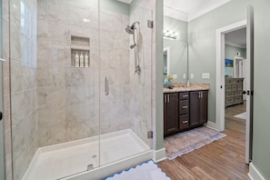Shower, hair dryer, towels, shampoo - Sleeps 10 - Private Pool - Close to Folly & Kiawah (Johns Island)