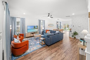 TV - NEW Home | Close to DT & Beaches | 4 BR, 10 Guests (Charleston)