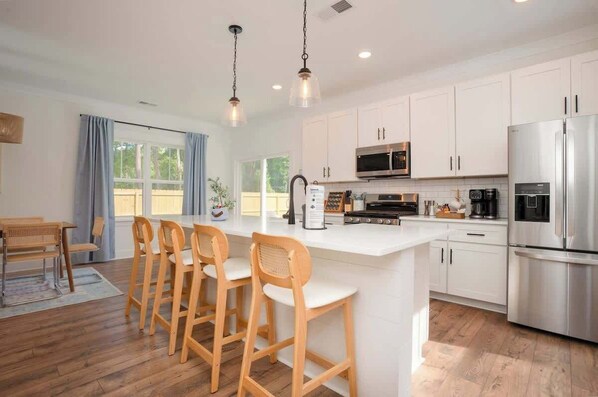 Jääkaappi, mikroaaltouuni, uuni, liesi