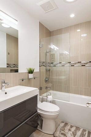 Dusche, Handtücher, Seife, Toilettenpapier
