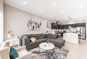 Living area - Spacious 4-bedroom townhome in enchanting San Francisco with AC (San Francisco)