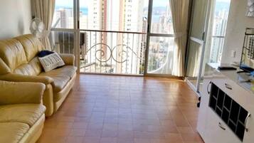 Télévision, baby-foot, livres, chaßne hi-fi