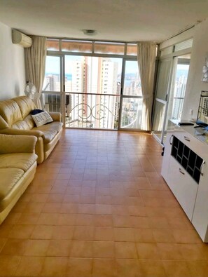 Fernseher, Tischfußball, Bücher, Stereoanlage