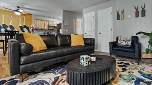 Living area - Old Town Putting Green - King bed comfort (Fort Collins)