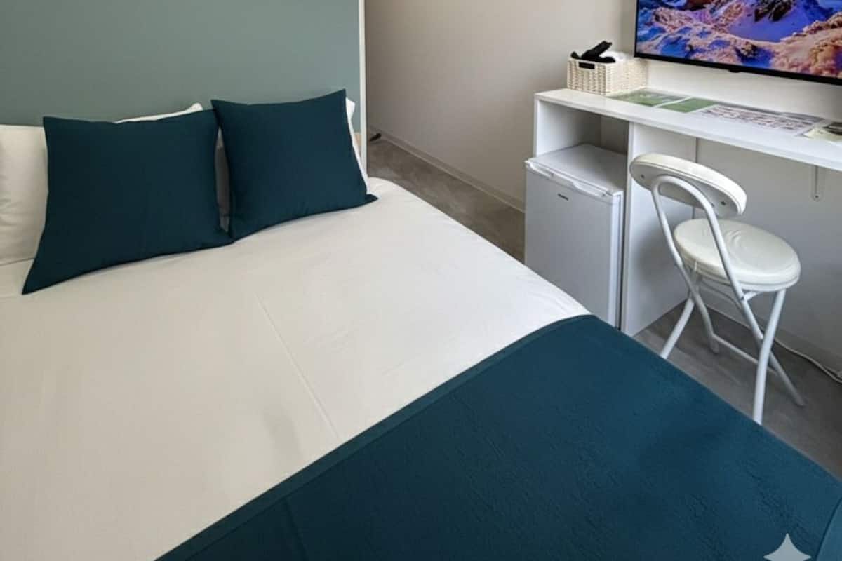 Basic Single Room (2) | Blackout drapes, soundproofing, iron/ironing board, free WiFi