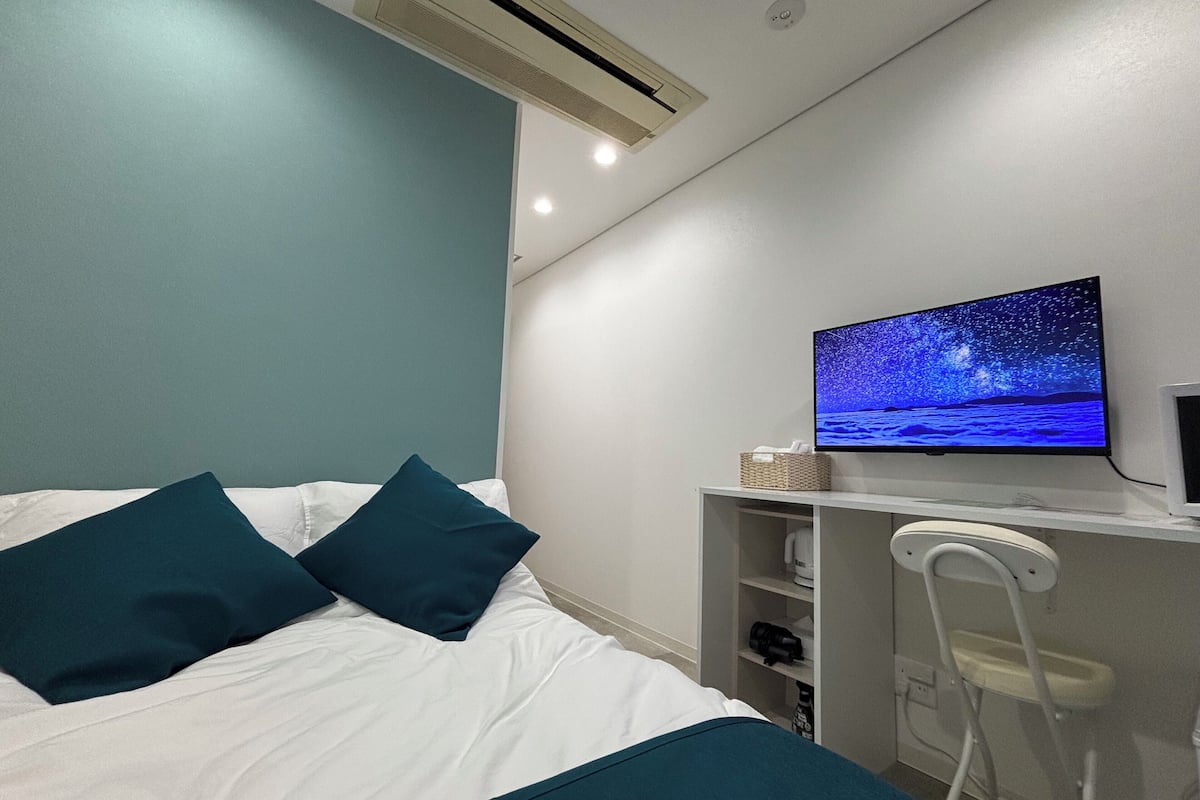 Basic Single Room (2) | Blackout drapes, soundproofing, iron/ironing board, free WiFi