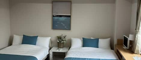 Family Studio | Blackout drapes, soundproofing, iron/ironing board, free WiFi