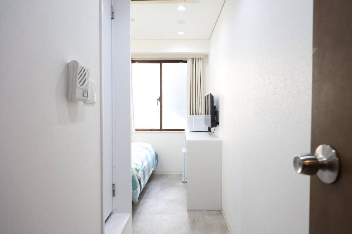 Basic Single Room | Blackout drapes, soundproofing, iron/ironing board, free WiFi
