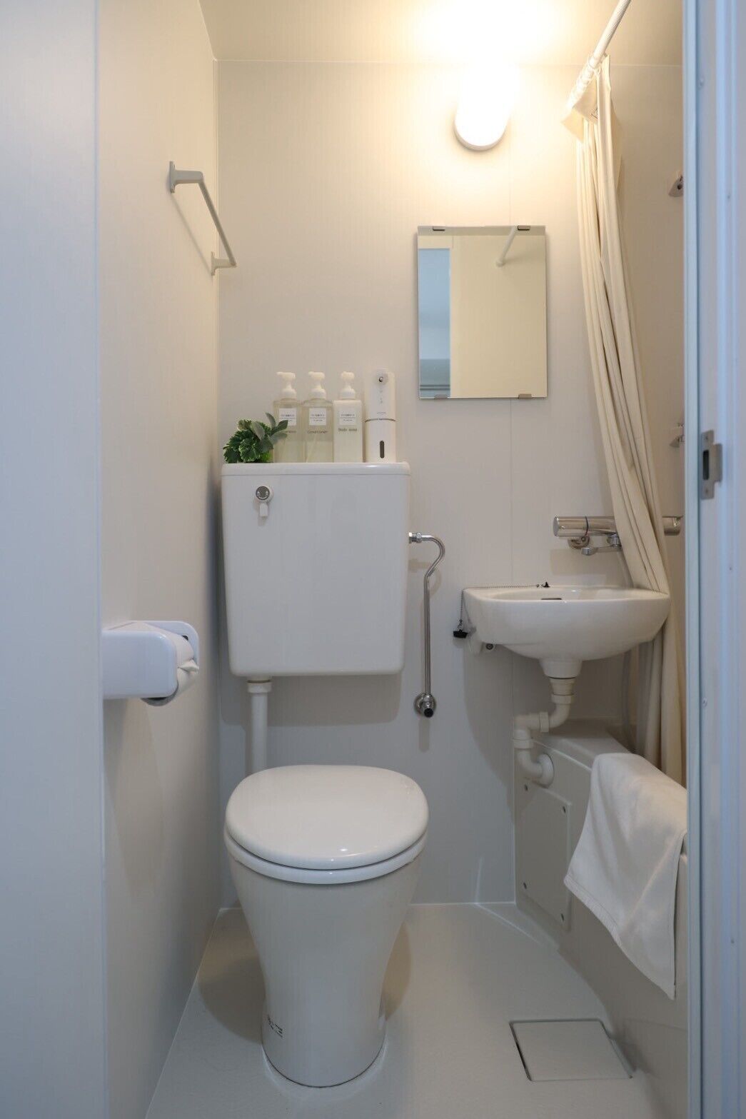 Basic Single Room | Bathroom | Combined shower/tub, hair dryer, slippers, towels