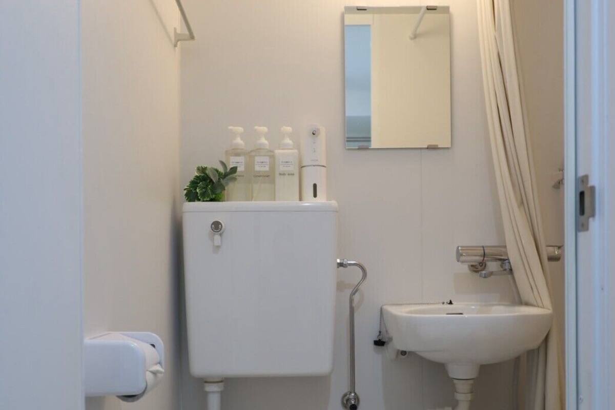 Basic Single Room | Bathroom | Combined shower/tub, hair dryer, slippers, towels