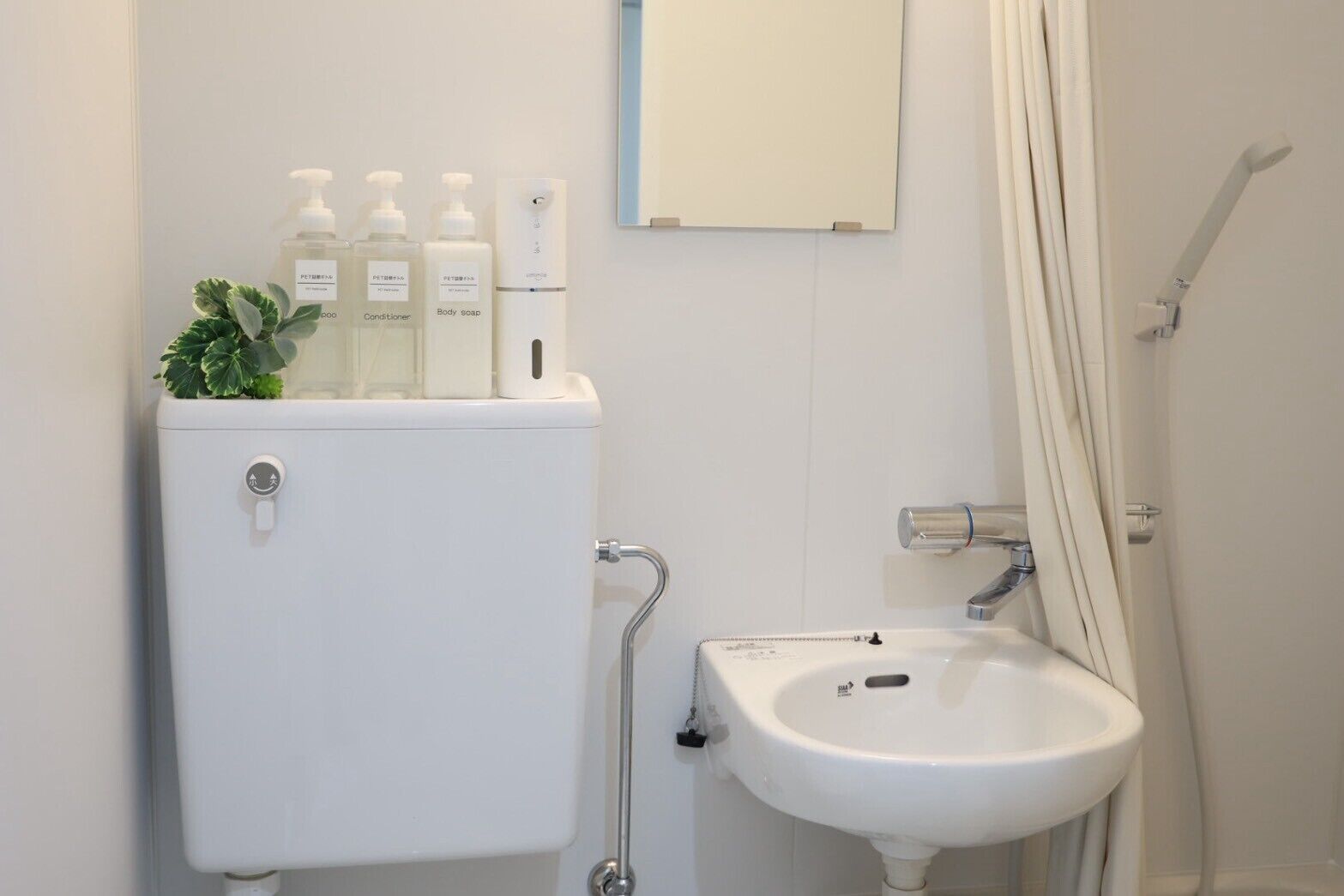 Basic Single Room | Bathroom | Combined shower/tub, hair dryer, slippers, towels