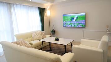 Studio Suite, Balcony, City View | Living area