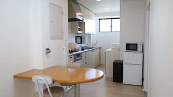 Suite estudio, balcón, vistas a la ciudad | Cortinas opacas y sistema de insonorización