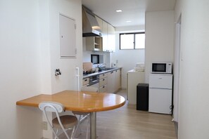 Suite estudio, balcón, vistas a la ciudad | Cortinas opacas y sistema de insonorización