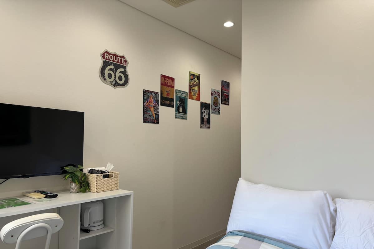 Basic Single Room (1) | Blackout drapes, soundproofing, iron/ironing board, free WiFi