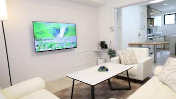 Suite estudio, balcón, vistas a la ciudad | Zona de estar