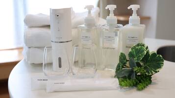 Deluxe Twin Room | Bathroom amenities | Combined shower/tub, hair dryer, slippers, towels