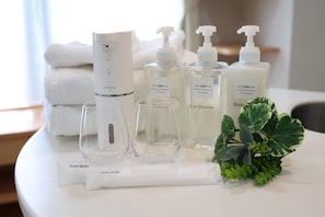 Deluxe Twin Room | Bathroom amenities | Combined shower/tub, hair dryer, slippers, towels - Hotel Leap (Osaka)